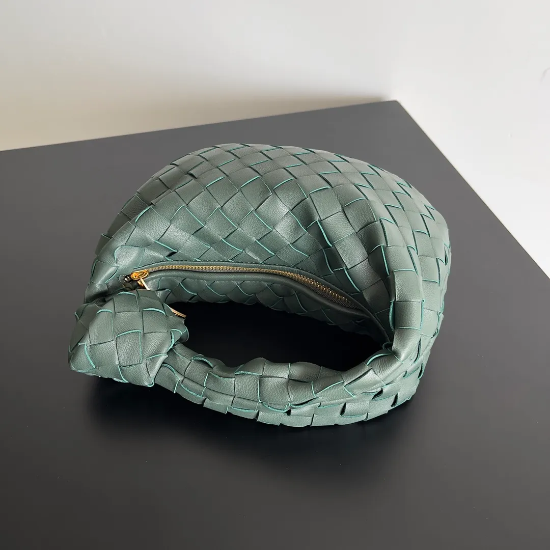 Batch 1120 Bottega veneta͙.——- The latest woven knotted hobo🔥 The top-grade lambskin leather is very soft, the bag shape is unique, practical and durable. It retains the traditional woven elements while being a little more flamboyant ~ Made of hand-woven sheepskin, zipper opening and closing, curved seamless structure, effortless to match. Highly recommended⚠️⚠️⚠️ The most high-end in the market🌈 Welcome to compare [Factory complete package] size: 23x15x5cm.   Model: 651876